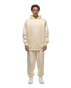 A model wearing a Basico Branco oversized hoodie with kangaroo pockets and cuffed sweatpants.