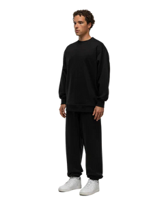A model wearing Basico Branco’s black oversized crewneck sweatshirt, showcasing a stylish and comfortable fit.