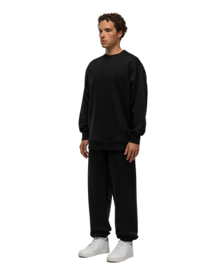 A model wearing Basico Branco’s black oversized crewneck sweatshirt, showcasing a stylish and comfortable fit.