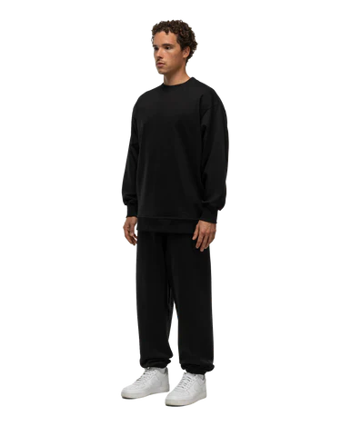 A model wearing Basico Branco’s black oversized crewneck sweatshirt, showcasing a stylish and comfortable fit.